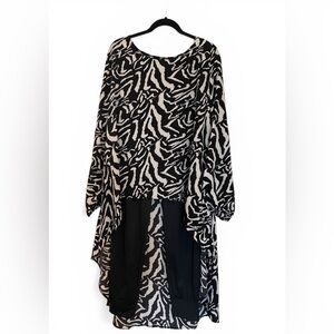 Abstract Zebra Print High-Low Top
Plus SZ 2X